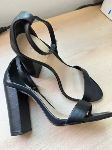 Sandália Feminina Salto Bloco Schutz - Elegância em Seus Pés