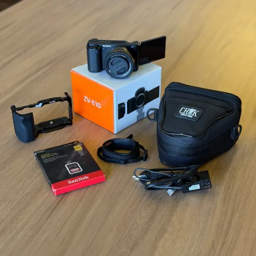 Câmera Sony ZV-E10 com lente 16-50mm + cartão de memória + bolsa + case estabilizadora