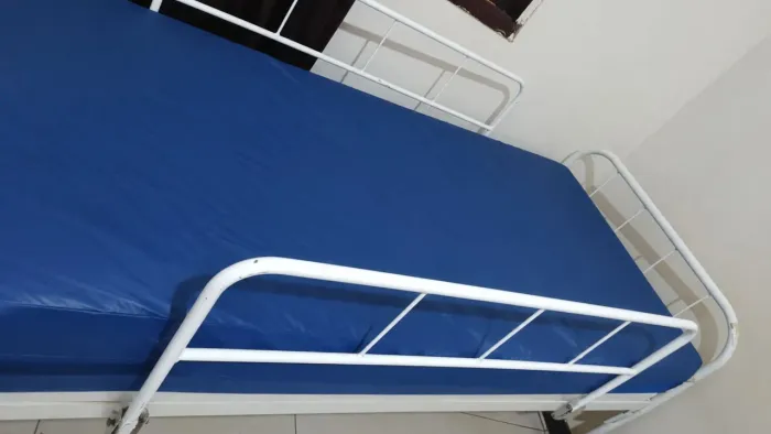 Cama hospitalar e colchão impermeável