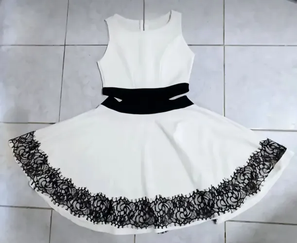 Vestido Branco Curto Com Recorte Na Cintura E Renda Preta