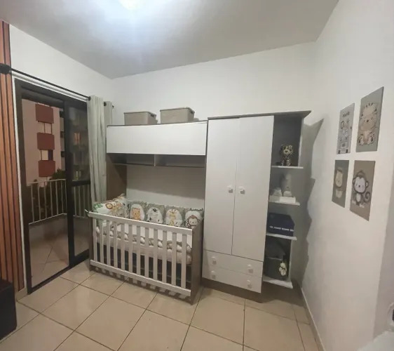 Berço com guarda-roupa 