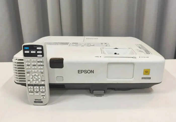 Projetor Epson de 4.200 Lúmens BRILHO FORTE DEMAIS PROFISSIONAL GRANDES ESPAÇOS TELA GIGA
