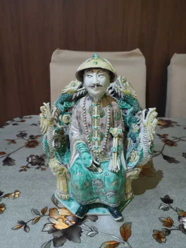 Estátua Oriental em Porcelana - Estilo Dinastia Qing