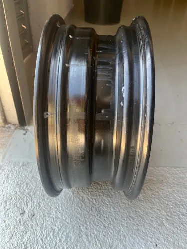Roda de ferro Aro 14. Uma com 4 furos e uma com 5 furos