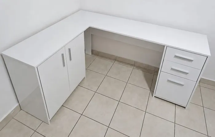 Mesa De Canto Em L Para Escritório Com 2 Gavetas E 3 Portas
