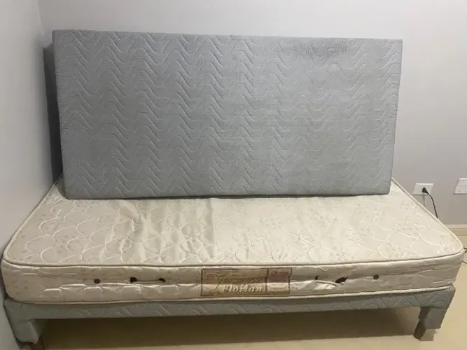 Bi-Cama com colchão (solteiro), em perfeito estado. R$ 100,00