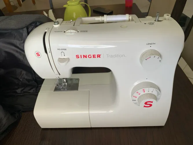 Máquina SINGER MUITO NOVA