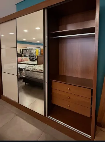 Guarda roupa porta de core espelhos no meio tem 2,73 largura altura 200