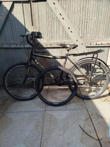 Bicicleta aro 26, semi nova. Com um pneu grátis aceitamos cartão de crédito