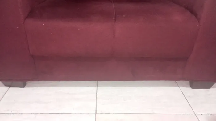 Sofá de dois lugares.