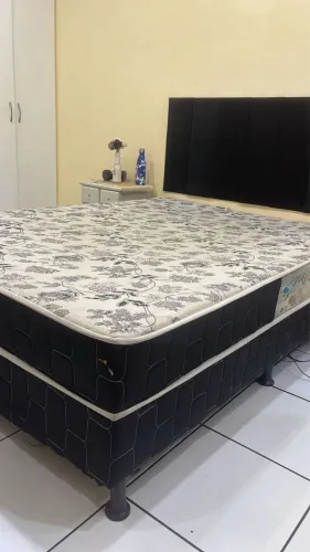 VENDO CAMA DE CASAL, MESA DE CENTRO, PAINEL DE TV E SOFÁ DOIS LUGARES 