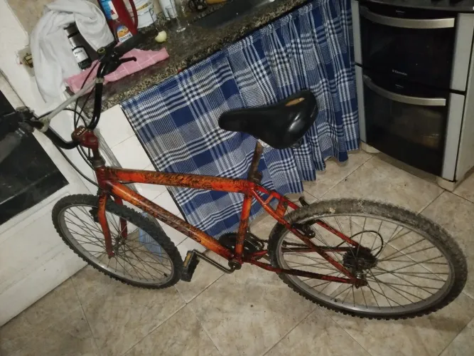Bicicleta Caloi laranja guidão grande aro 26