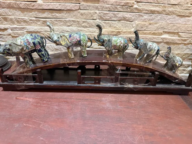 Conjunto Elefantes Cloisonné Orientais em Ponte de Madeira - Peça Decorativa