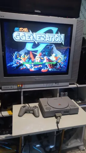 PlayStation 1 japonês, modelo SCPH 7000 + PSIO com acessórios.