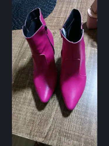 Vende-se sandália Mississipi e bota Gigio número 35.