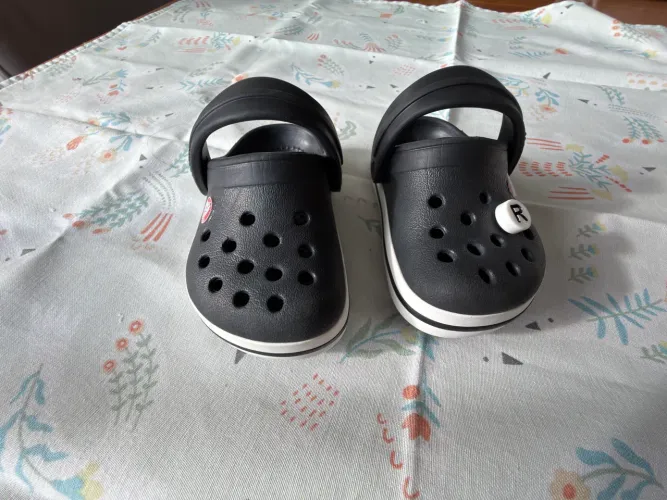 Crocs preto conforto infantil