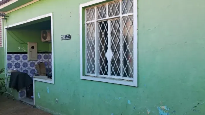 Casa ampla, 3 quartos e garagem