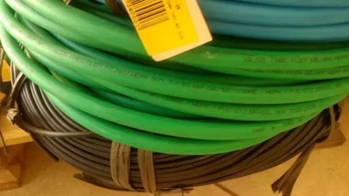 VENDO DOIS CABOS HEPR FLEX. 50,0MM 1KV DIV, MARCA SIL, UM AZUL E UM VERDE, CADA UM COM 28M