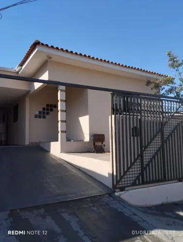 Alugo casa 3 quartos/1suite, sala, Coz, garagem p 2 carros, portão eletrônico, churrasq