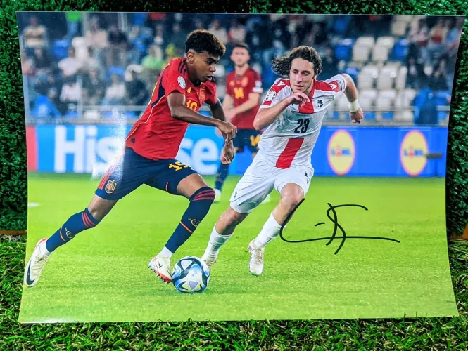 Foto Autografada pelo Lamine Yamal Obtida na Europa 