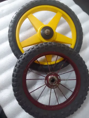 Rodas aro 12 e13 plástico e ferro. Com pneu maciço