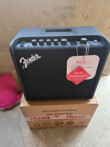 Amplificador De Guitarra Fender Mustang Lt25 120v 25watts Preto