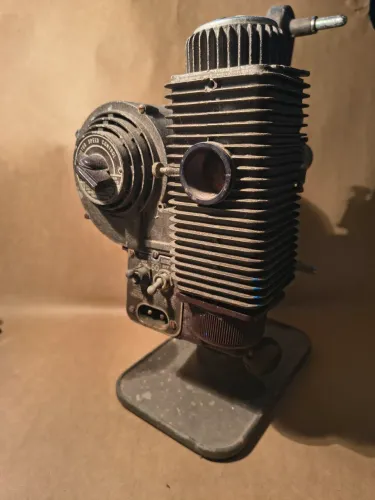 Projetor de cinema antigo (Super 8 ?) e vintage da marca Revere, modelo 80