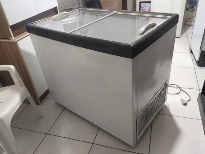 Freezer horizontal gelopar tampo de vidro 300 L entrego ler anúncio
