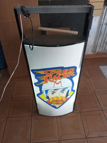 Painel de divulgação, fachada com iluminação 