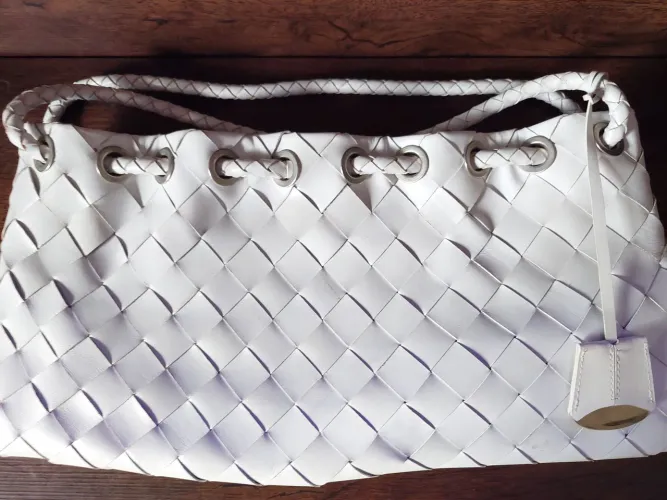 Bolsa hobo original da Arezzo, inspirada na Bottega Venetta