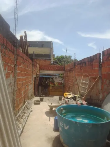 Vendo terreno no ponto de lagem20po450ja tem parede levantada tem um quarto 350por4.00