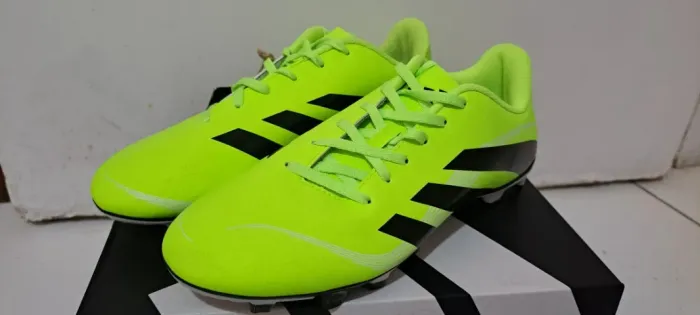 Chuteira adidas