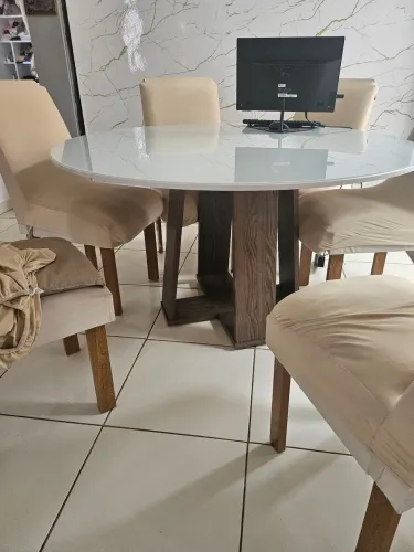 Mesa Circular com 6 Cadeiras Almofadadas