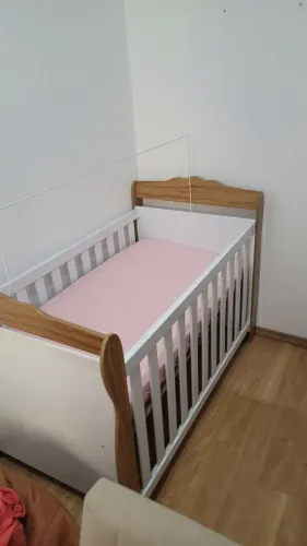 Guarda roupa e cama e colchão infantil 