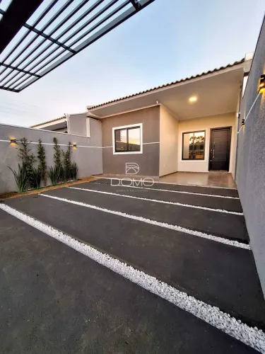 Casa à venda em Cascavel PR com 3 dormitórios sendo 1 suíte na região norte