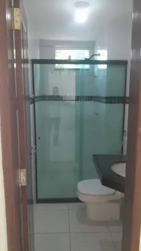 Vendo Box de vidro para Banheiro(kit de alumínio não incluso)