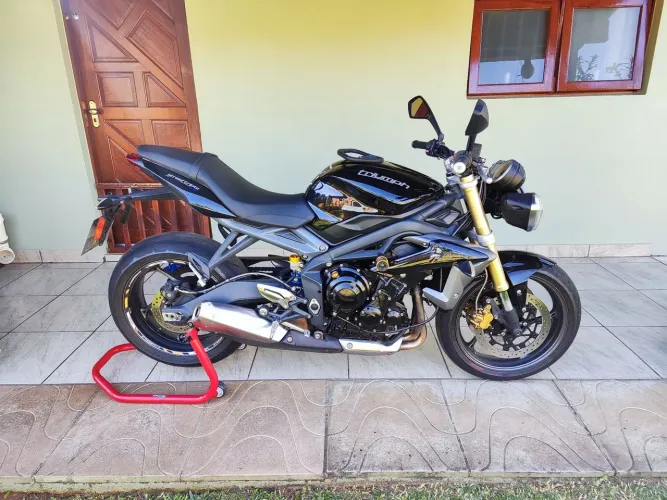 Triumph Street Triple 675 (Impecável)