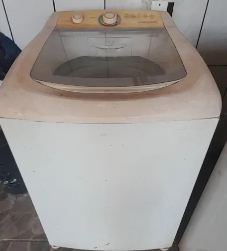 Vendo máquina de lava 10kg em boas condições funcionando tudo olha descrição