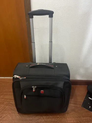 Mala com rodinhas viagem, trabalho, demonstração preta