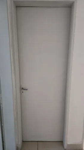 Porta Branca com fechadura