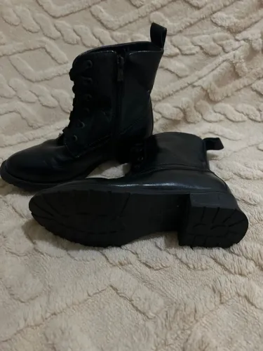 Bota de couro preta numero 32 muito nova !!