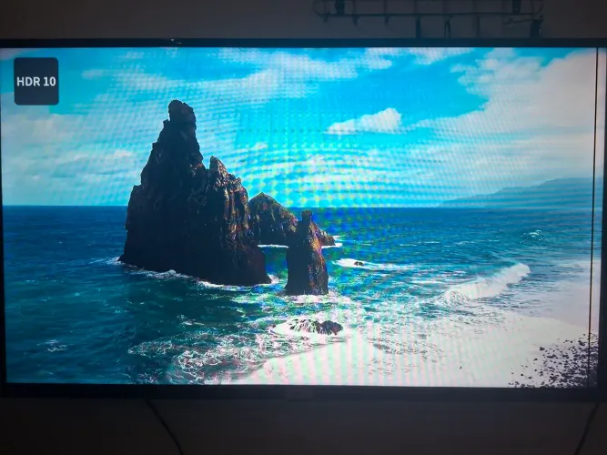 TV TCL 45 polegadas com uma linha de pixels mortos