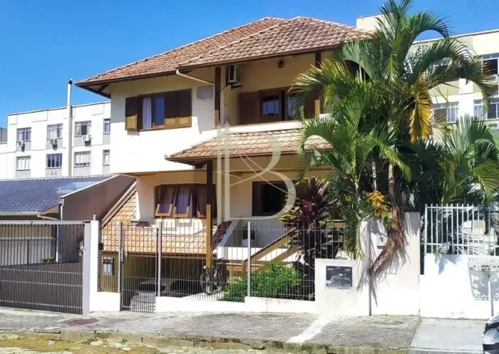 Casa à venda na Trindade com quatro dormitórios amplo quintal e espaço de lazer