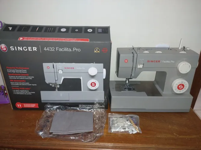 Vendo,3 excelentes máquinas,2 industriais,uma domestica facilita pro 4432