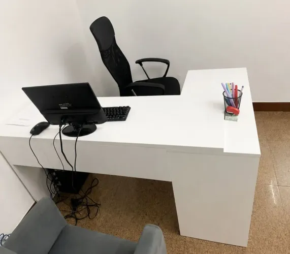 Escrivaninha, mesa home office toda em madeira branca formato L.