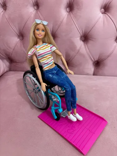 Barbie cadeirante (toda articulada)