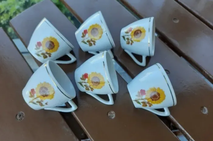 Lote com 6 xícaras para café antigas em porcelana Pozzani sem pires