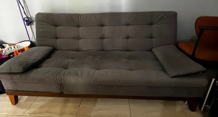 Sofá-Cama 3 Lugares Casal Amanda com Pés de Madeira Suede Cinza (Mobly)