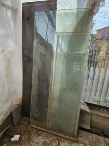 Janela 4 folhas incolor 8mm temperado (1,7 alt x 2,0 larg), usada, só vidros