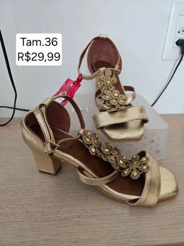 Sandália dourada com pedras